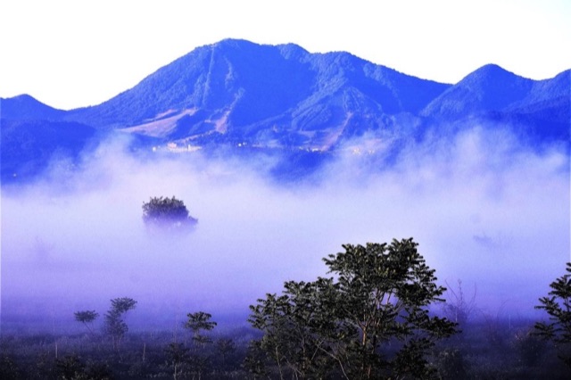 雲海と山々